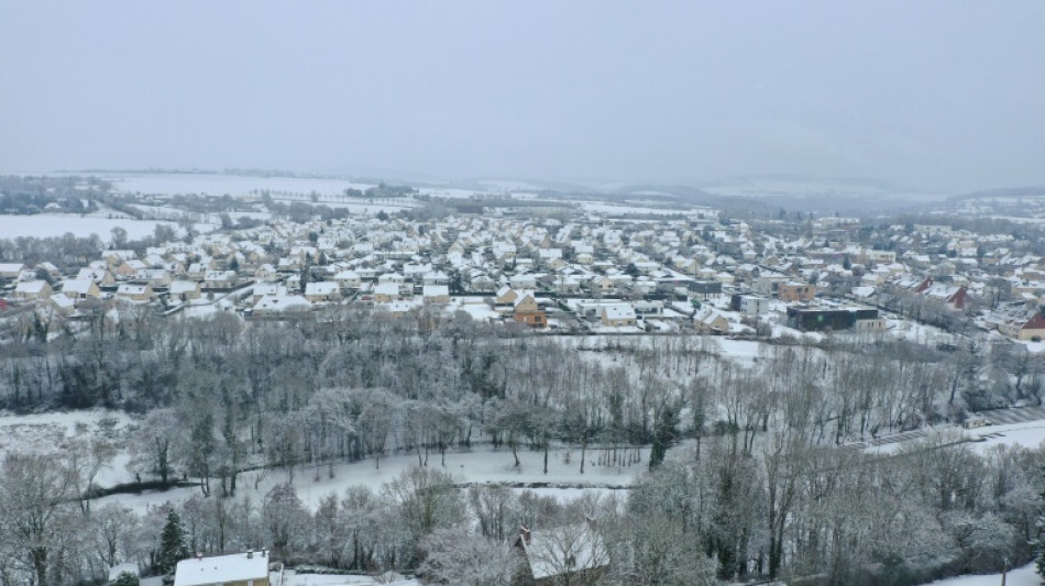 Neige et verglas vont s'intensifier, routes et vols perturb&eacute;s