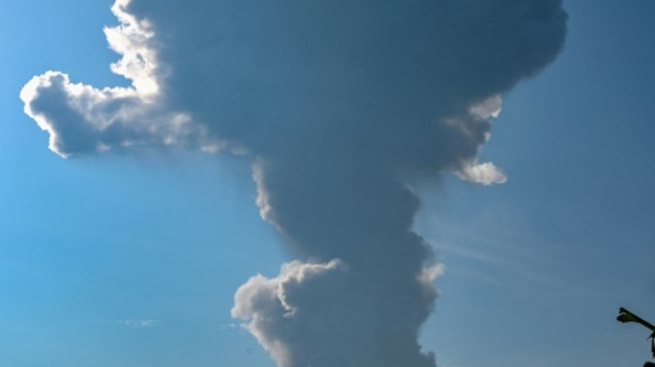 Cientos de evacuados por una erupci&oacute;n volc&aacute;nica en Indonesia