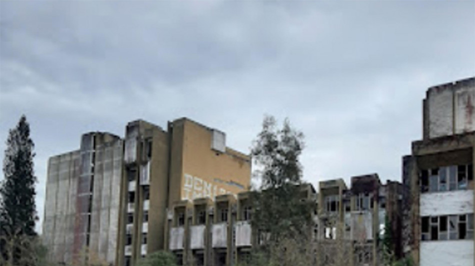 Giù per 7 piani in stabile abbandonato, muore 19enne