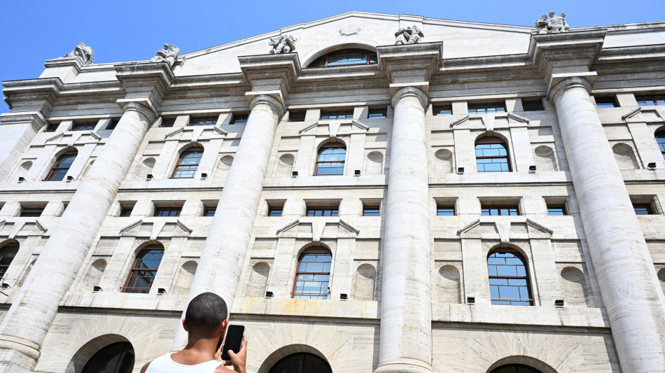 Borsa: Milano apre in calo (-0,33%)