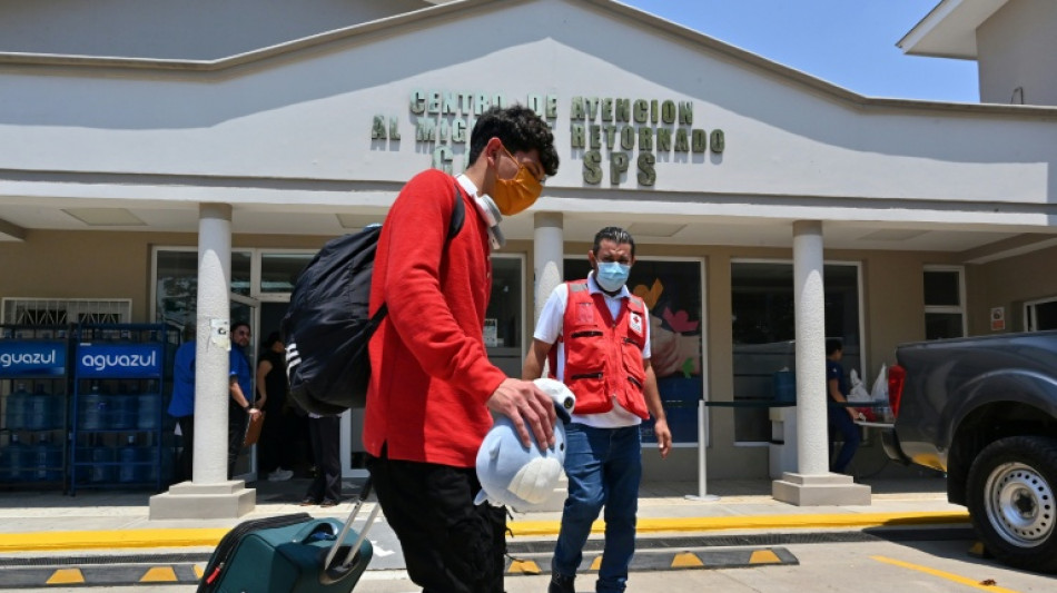 EEUU lleva a cabo el primer vuelo de migrantes que se "autodeportan"