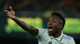 Aparece un mu&ntilde;eco con la camiseta de Vinicius colgado de un puente de Madrid