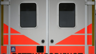 Doppeldeckerbus f&auml;hrt in Berlin gegen S-Bahn-Unterf&uuml;hrung