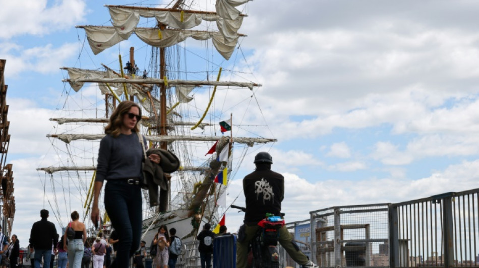 Tripulantes do navio que colidiu com ponte do Brooklyn chegam ao M&eacute;xico