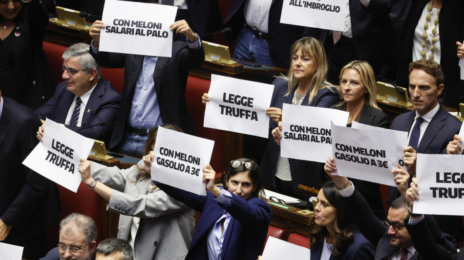Cartelli dell'opposizione in Aula sulla riforma del voto, "&egrave; una legge truffa"