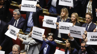 Cartelli dell'opposizione in Aula sulla riforma del voto, "&egrave; una legge truffa"