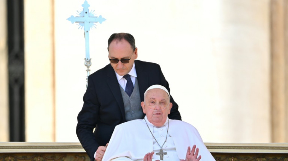 El papa, convaleciente, aparece por sorpresa en la plaza de San Pedro