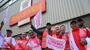 D&eacute;c&egrave;s d'Elizabeth II: cheminots et postiers interrompent leurs gr&egrave;ves