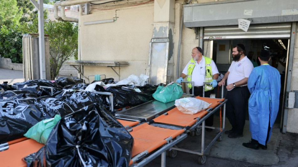 'Nunca vi tanta barb&aacute;rie': Israel mostra corpos de v&iacute;timas do massacre do Hamas