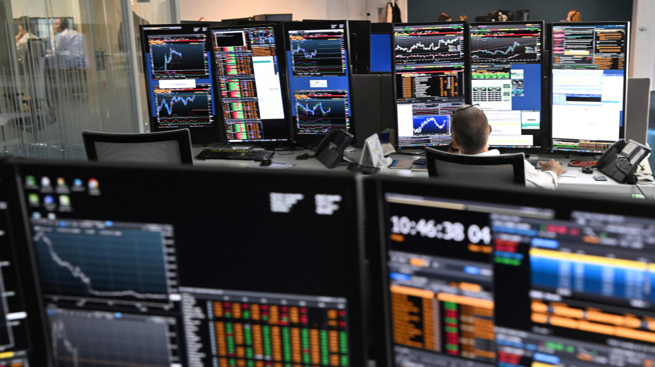 Borsa: Milano peggiora e cede l'1,3%, cade Stm
