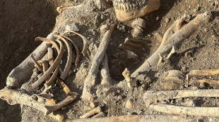 Resti medievali di mamma con bimbo tra le braccia ritrovati durante scavi nel Foggiano