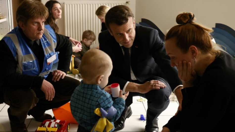 Macron loue "la fraternit&eacute; fran&ccedil;aise" en rencontrant des r&eacute;fugi&eacute;s ukrainiens