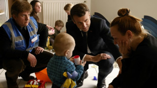 Macron loue "la fraternit&eacute; fran&ccedil;aise" en rencontrant des r&eacute;fugi&eacute;s ukrainiens