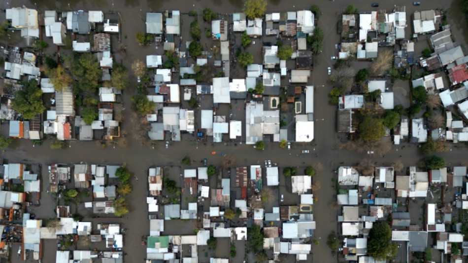 Três desaparecidos e quase 3.000 evacuados em enchentes na Argentina