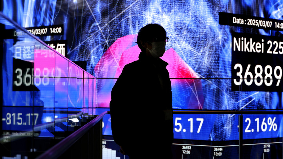 Borsa: Asia a picco con la paura per i dazi, Tokyo -3,9%