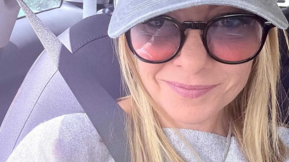 Il post di Meloni, selfie con il cappellino e 'buona domenica'