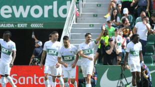 Elche, lanterna e j&aacute; rebaixado, surpreende e vence Atl&eacute;tico de Madrid (1-0)