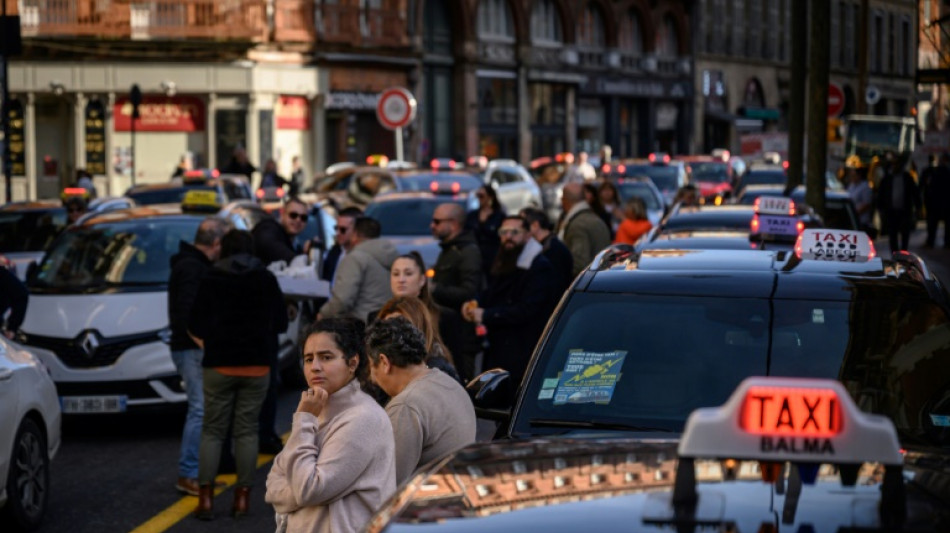 Des milliers de taxis d&eacute;filent contre le covoiturage sanitaire