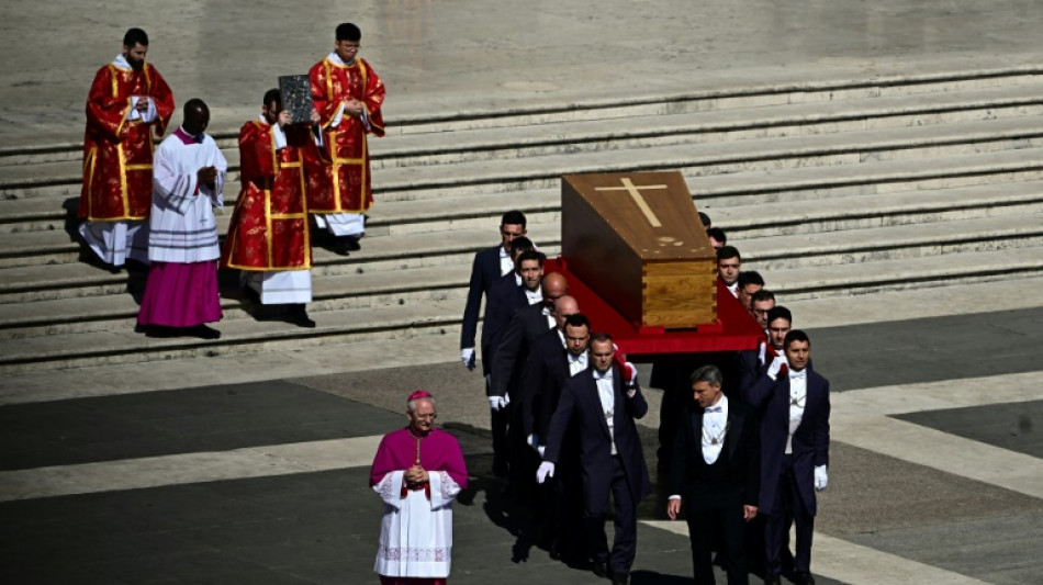 Trauerzeremonie für Papst Franziskus am Petersplatz begonnen
