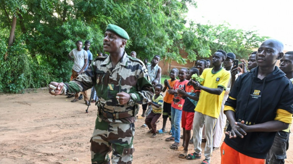 Niger dancing to tune of coup-backing songs