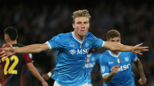 Napoli vence Genoa de virada (2-1) e alcan&ccedil;a Roma na lideran&ccedil;a da Serie A