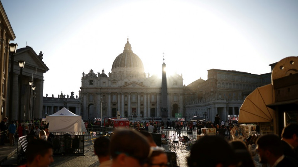 Début des funérailles du pape François, entouré d'une marée de fidèles et de VIP