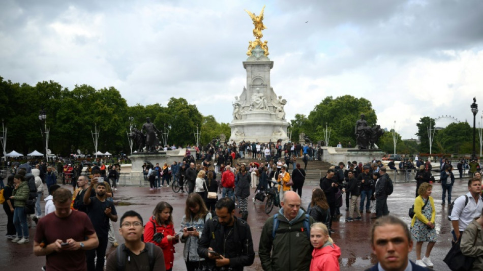 Devant Buckingham, inqui&eacute;tude et admiration pour la reine