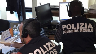 Giovani programmavano saccheggio negozi, blitz a Bari