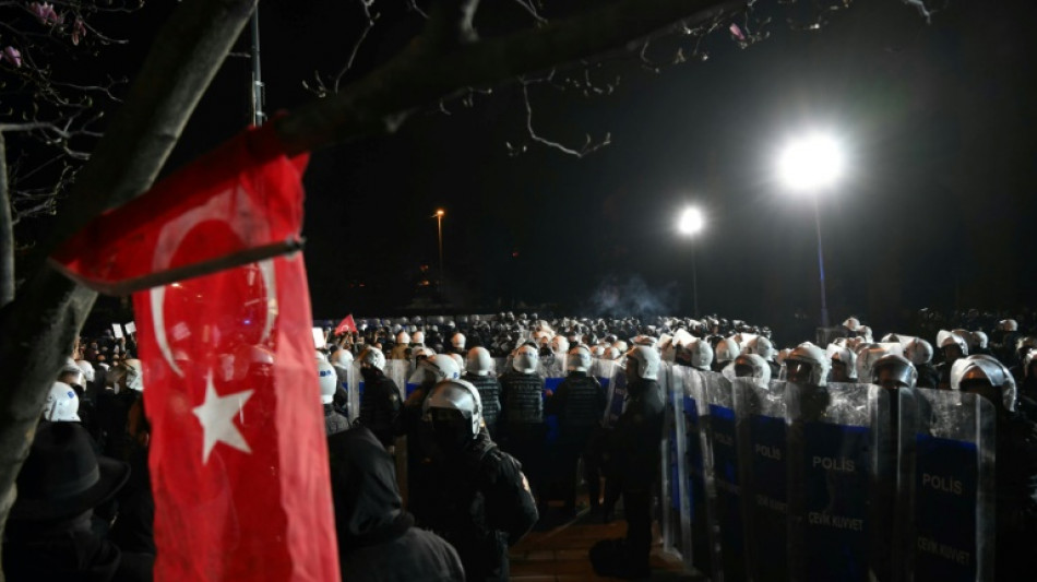 Protestos continuam na Turquia e Erdogan avisa que n&atilde;o ceder&aacute; aos manifestantes