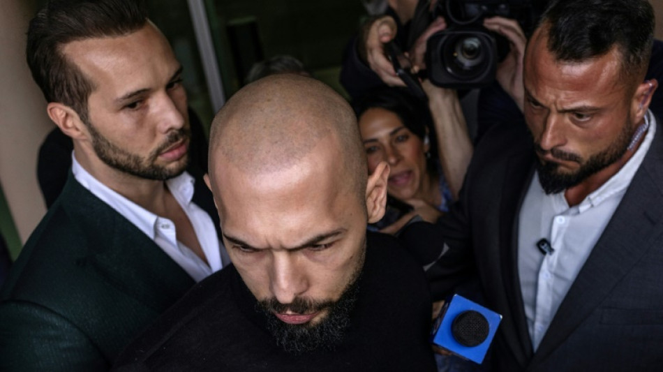 El influencer Andrew Tate, acusado en Rumania por tr&aacute;fico de personas, llega a EEUU