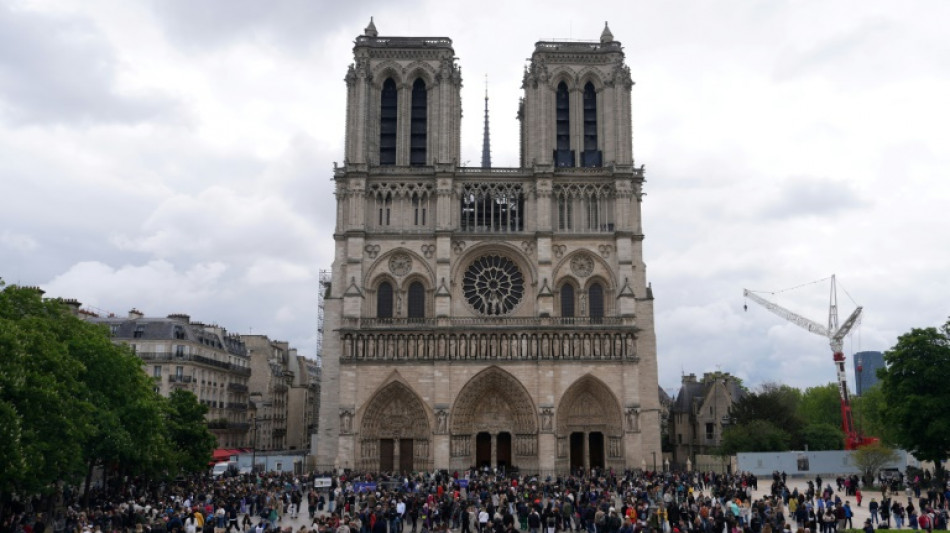Conmoción y tristeza entre fieles y turistas en Notre Dame de París por la muerte del papa