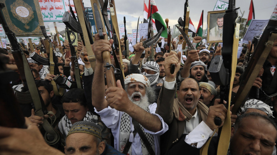 Iran respinge le accuse di coinvolgimento nei raid Houthi