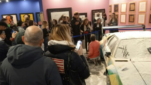 Des militants &eacute;cologistes couvrent de farine une oeuvre d'Andy Warhol &agrave; Milan