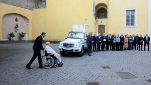 El papa Francisco recibe su primer "papam&oacute;vil" el&eacute;ctrico de Mercedes Benz