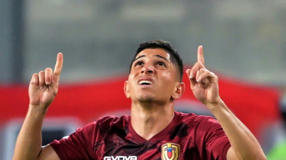 Botafogo anuncia contrata&ccedil;&atilde;o do atacante Savarino