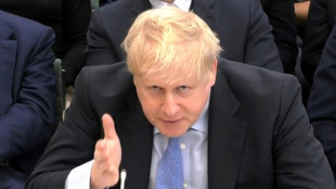Rattrap&eacute; par le "partygate", Boris Johnson claque la porte du Parlement