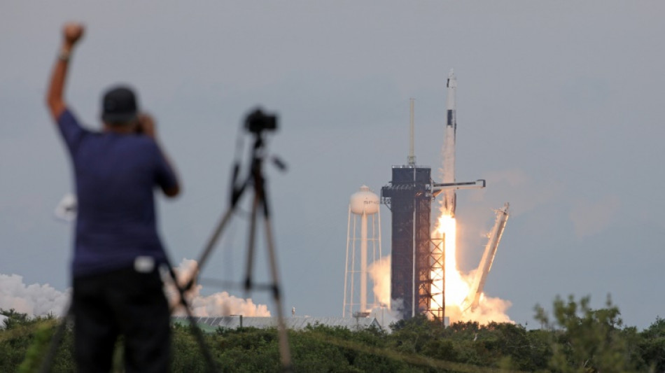 Deux astronautes saoudiens, un homme et une femme, d&eacute;collent vers l'ISS