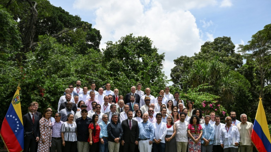 ELN negocia a&ccedil;&otilde;es humanit&aacute;rias com governo, enquanto enfrenta dissidentes das Farc