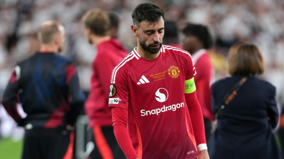 Fernandes offers to leave Man Utd to help club rebuild