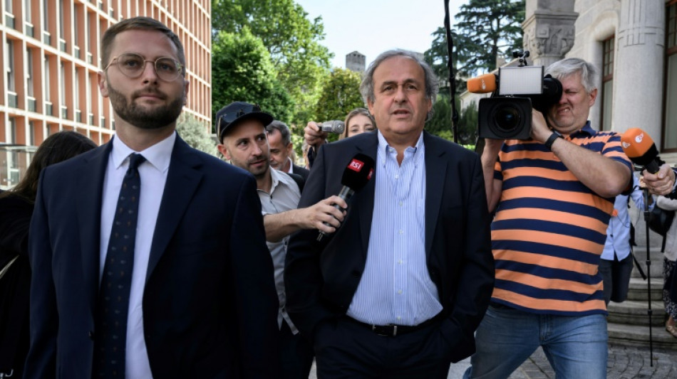 Accus&eacute;s d'avoir escroqu&eacute; la Fifa, Platini et Blatter comparaissent en Suisse