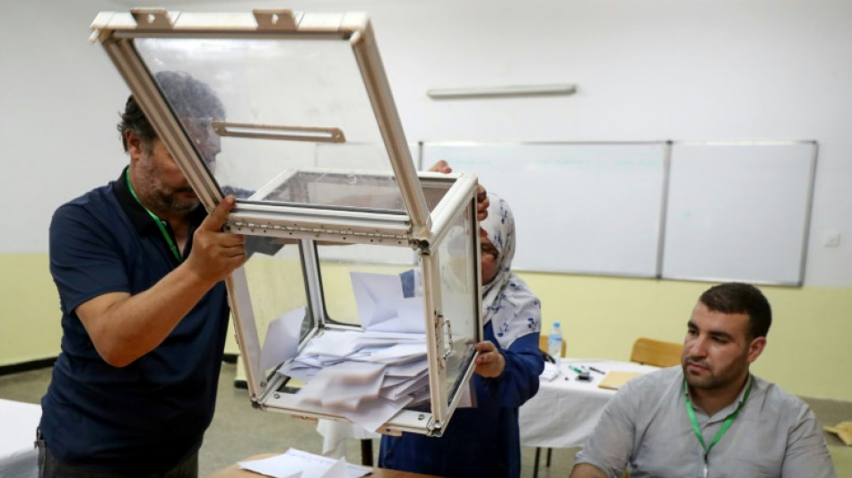 Pr&eacute;sidentielle en Alg&eacute;rie: attente des r&eacute;sultats, victoire pr&eacute;vue de Tebboune