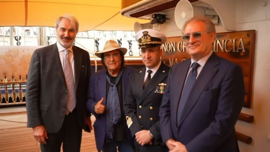 Al Bano-show al pianoforte dell'Amerigo Vespucci