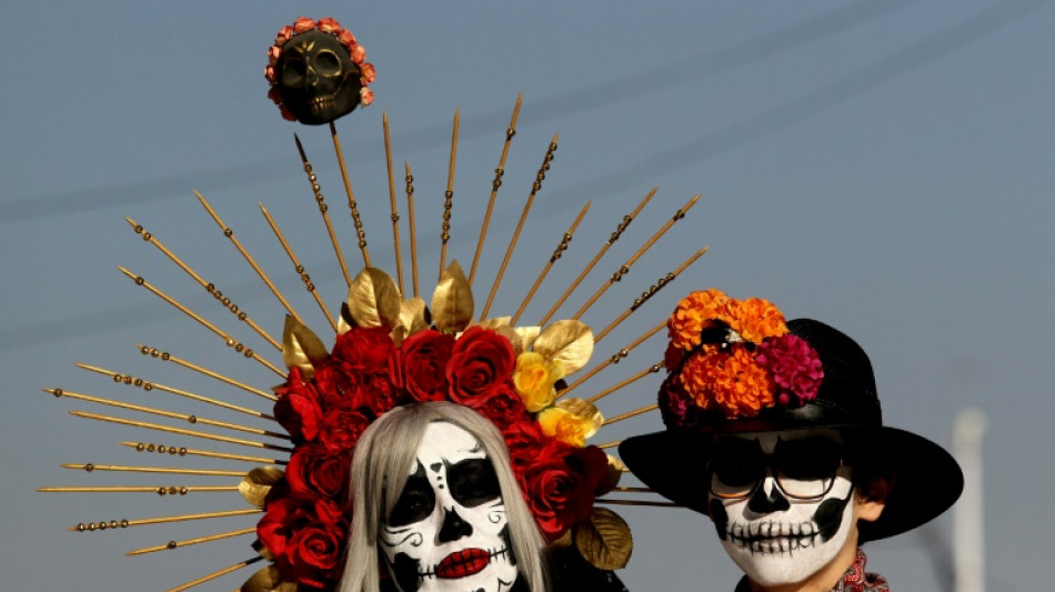 A Mexico, plus d'un million de personnes au d&eacute;fil&eacute; pr&eacute;ludant au Jour des morts