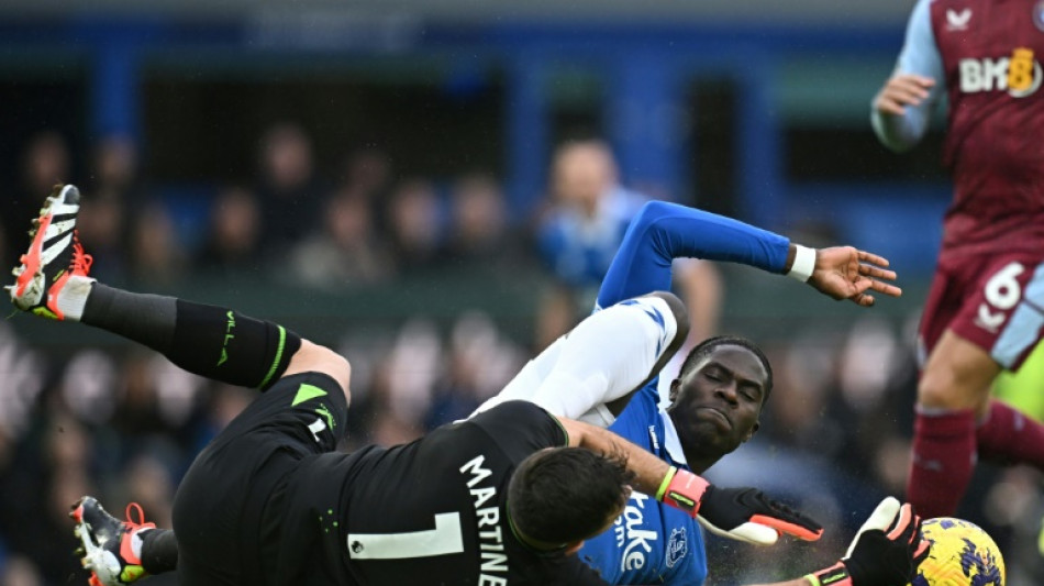 Aston Villa segura Everton (0-0) fora de casa; United e Tottenham tamb&eacute;m empatam