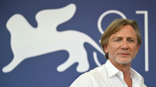 Mostra de Venise: Daniel Craig passe des bras des James Bond girls &agrave; ceux d'un homme