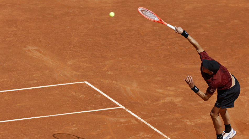 Masters Madrid: Arnaldi batte Djokovic e vola al terzo turno