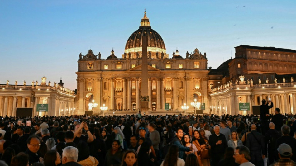 Des milliers de fidèles place Saint-Pierre avant les funérailles du pape