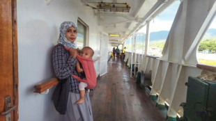 Un ferry indonesio atrapado con m&aacute;s de 800 personas a bordo fue desencallado