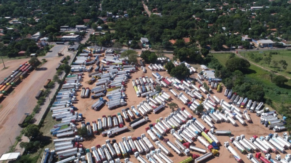 Centenas de caminhoneiros est&atilde;o parados no Paraguai por falta de pagamento de combust&iacute;veis pela Bol&iacute;via