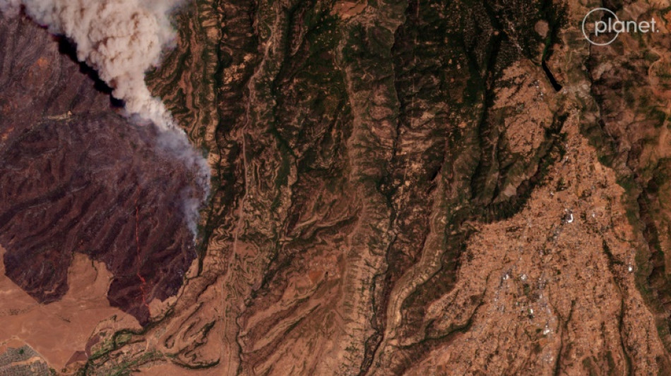 Cientos de bomberos batallan contra megaincendio en California